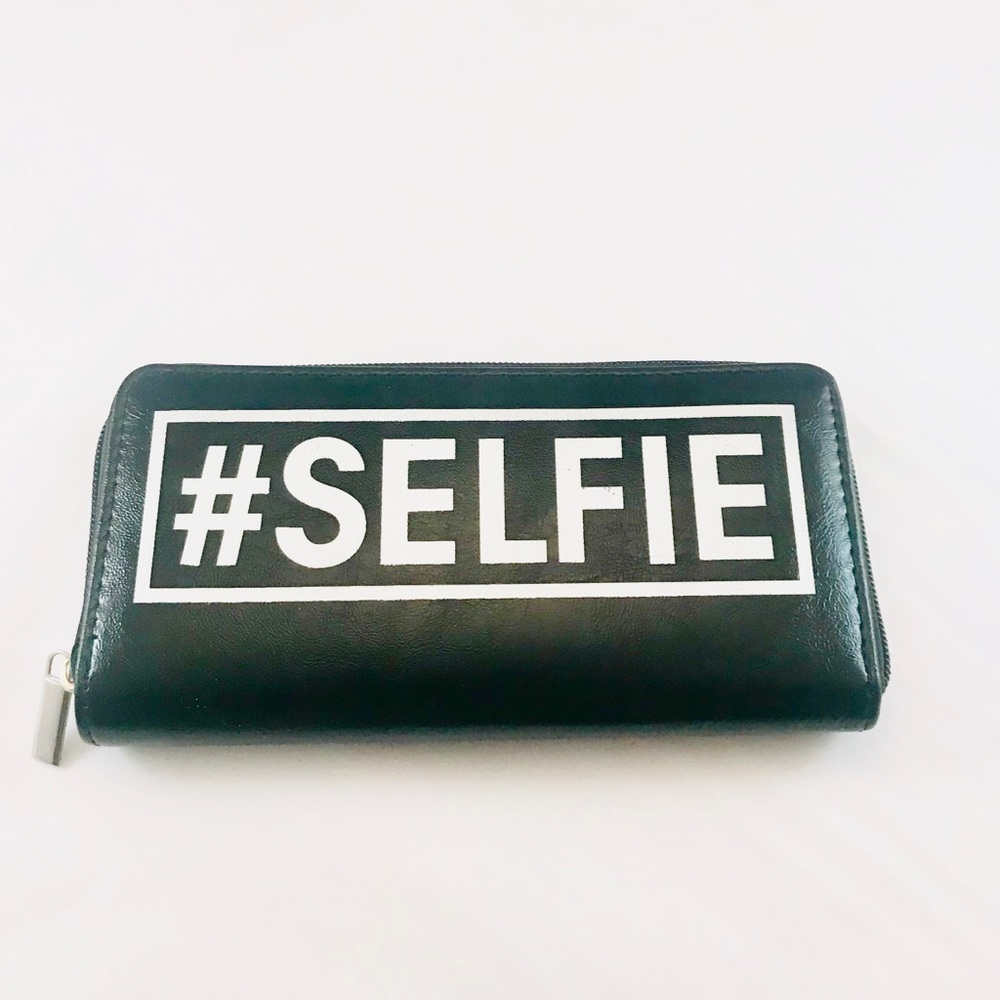# Selfie Black Zipper Wallet